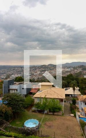 Casa de condomínio à venda com 810m², 4 quartos e 4 vagas Casa de condomínio à venda com 810m², 4 quartos e 4 vagasVista