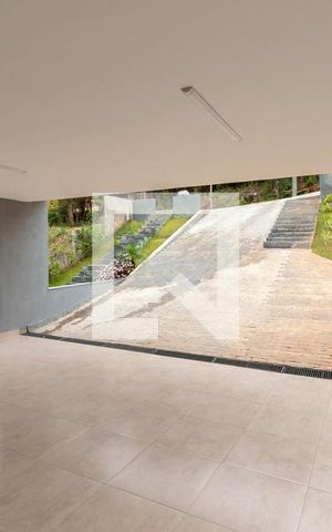 Casa de condomínio à venda com 810m², 4 quartos e 4 vagas Casa de condomínio à venda com 810m², 4 quartos e 4 vagasEntrada