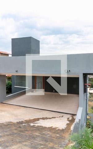 Casa de condomínio à venda com 810m², 4 quartos e 4 vagas Casa de condomínio à venda com 810m², 4 quartos e 4 vagasEntrada