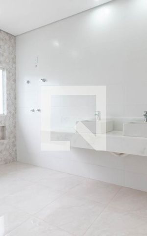 Casa de condomínio à venda com 810m², 4 quartos e 4 vagas Casa de condomínio à venda com 810m², 4 quartos e 4 vagasBanheiro da Suíte