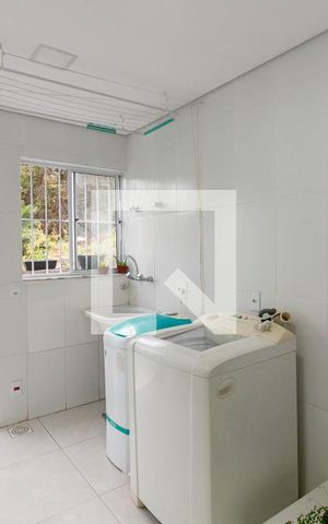 Casa de condomínio à venda com 810m², 4 quartos e 4 vagas Casa de condomínio à venda com 810m², 4 quartos e 4 vagasÁrea de Serviço