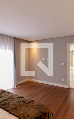 Casa de condomínio à venda com 810m², 4 quartos e 4 vagas Casa de condomínio à venda com 810m², 4 quartos e 4 vagasQuarto 4