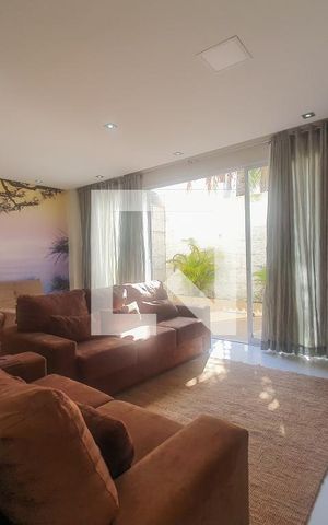 Casa para alugar com 219m², 4 quartos e 4 vagas Casa para alugar com 219m², 4 quartos e 4 vagasSala