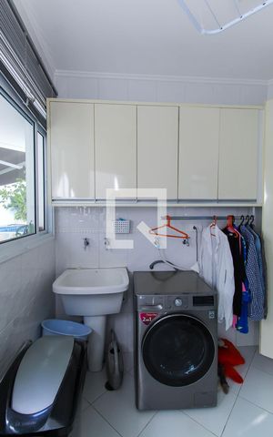 Casa à venda com 300m², 4 quartos e 4 vagas Casa à venda com 300m², 4 quartos e 4 vagasÁrea de Serviço