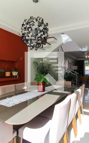 Casa à venda com 300m², 4 quartos e 4 vagas Casa à venda com 300m², 4 quartos e 4 vagasSala
