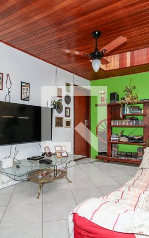 Casa à venda com 160m², 3 quartos e sem vaga Casa à venda com 160m², 3 quartos e sem vagaSala