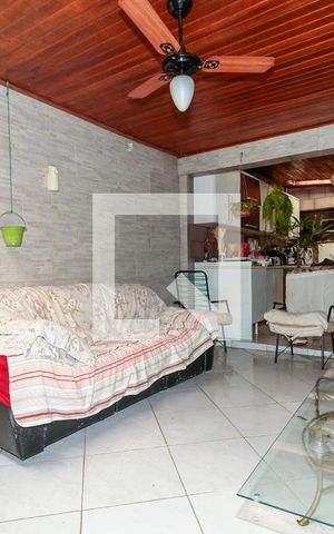 Casa à venda com 160m², 3 quartos e sem vaga Casa à venda com 160m², 3 quartos e sem vagaSala