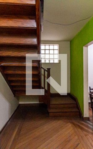 Casa à venda com 205m², 3 quartos e 2 vagas Casa à venda com 205m², 3 quartos e 2 vagasEscada - Acesso Quartos