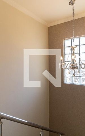 Casa à venda com 149m², 3 quartos e 2 vagas Casa à venda com 149m², 3 quartos e 2 vagasEscada