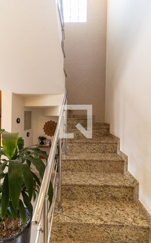 Casa à venda com 149m², 3 quartos e 2 vagas Casa à venda com 149m², 3 quartos e 2 vagasEscada
