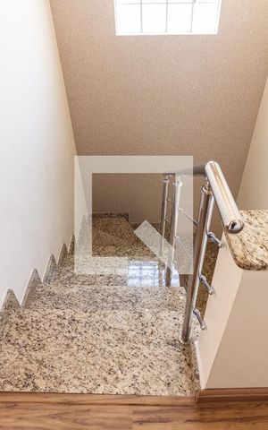 Casa à venda com 149m², 3 quartos e 2 vagas Casa à venda com 149m², 3 quartos e 2 vagasEscada