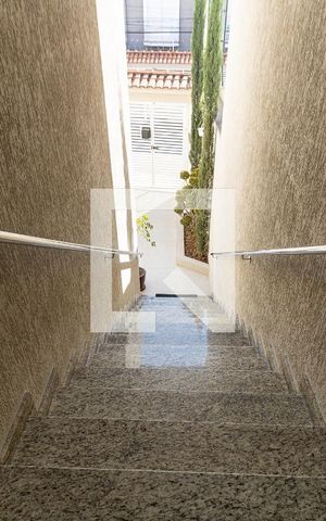 Casa à venda com 149m², 3 quartos e 2 vagas Casa à venda com 149m², 3 quartos e 2 vagasEscada