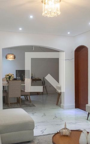 Casa para alugar com 500m², 4 quartos e 3 vagas Casa para alugar com 500m², 4 quartos e 3 vagasSala