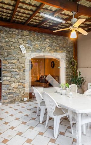 Casa à venda com 210m², 3 quartos e 2 vagas Casa à venda com 210m², 3 quartos e 2 vagasVaranda