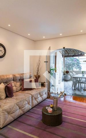 Casa à venda com 210m², 3 quartos e 2 vagas Casa à venda com 210m², 3 quartos e 2 vagasSala
