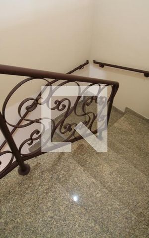 Casa à venda com 400m², 4 quartos e 3 vagasEscada