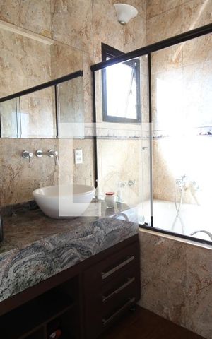 Casa à venda com 400m², 4 quartos e 3 vagasBanheiro da Suíte 4
