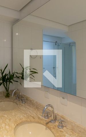 Apartamento à venda com 342m², 3 quartos e 6 vagas Apartamento à venda com 342m², 3 quartos e 6 vagasBanheiro da Suíte 1