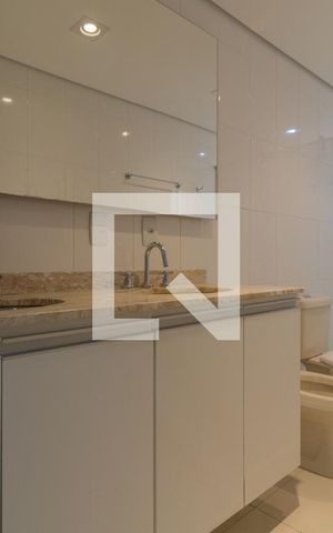 Apartamento à venda com 342m², 3 quartos e 6 vagas Apartamento à venda com 342m², 3 quartos e 6 vagasBanheiro da Suíte 1