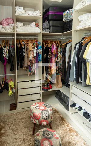 Casa à venda com 450m², 4 quartos e 4 vagas Casa à venda com 450m², 4 quartos e 4 vagasCloset da suíte 1