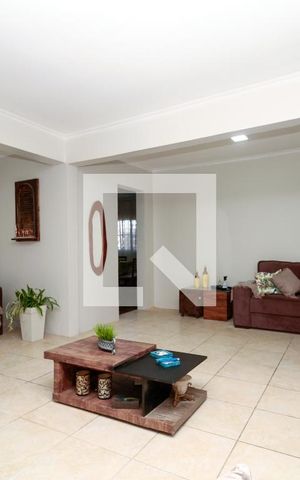 Casa à venda com 200m², 2 quartos e 5 vagas Casa à venda com 200m², 2 quartos e 5 vagasSala
