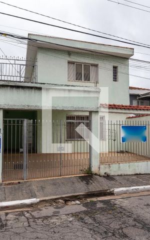 Casa à venda com 134m², 3 quartos e 3 vagas Casa à venda com 134m², 3 quartos e 3 vagasFachada