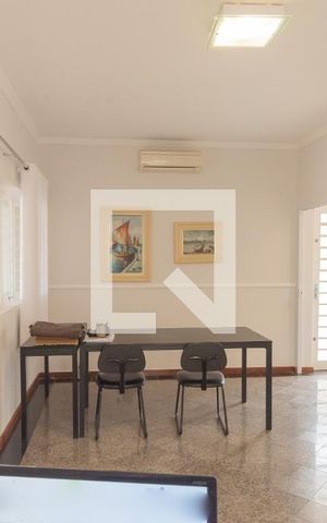 Casa à venda com 264m², 4 quartos e 4 vagas Casa à venda com 264m², 4 quartos e 4 vagasSala de Estar