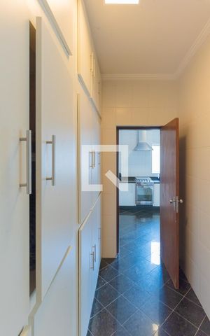 Casa à venda com 264m², 4 quartos e 4 vagas Casa à venda com 264m², 4 quartos e 4 vagasLavanderia
