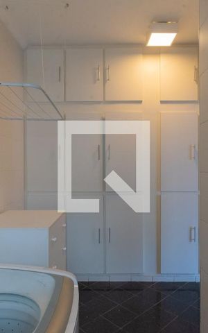 Casa à venda com 264m², 4 quartos e 4 vagas Casa à venda com 264m², 4 quartos e 4 vagasLavanderia