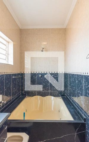 Casa à venda com 264m², 4 quartos e 4 vagas Casa à venda com 264m², 4 quartos e 4 vagasBanheiro da Suíte