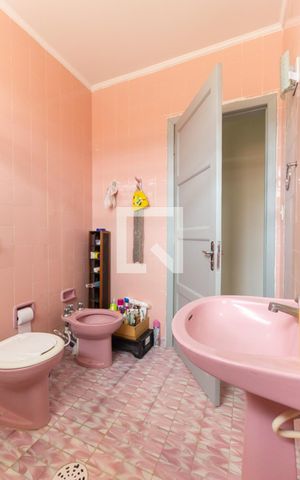 Casa à venda com 180m², 3 quartos e 2 vagas Casa à venda com 180m², 3 quartos e 2 vagasBanheiro