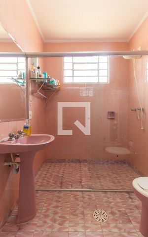 Casa à venda com 180m², 3 quartos e 2 vagas Casa à venda com 180m², 3 quartos e 2 vagasBanheiro