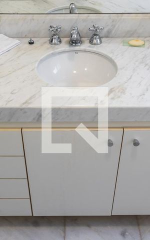 Apartamento à venda com 214m², 1 quarto e 2 vagas Apartamento à venda com 214m², 1 quarto e 2 vagasBanheiro da Suíte