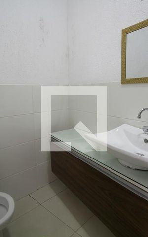Casa à venda com 330m², 2 quartos e 8 vagasBanheiro de serviço