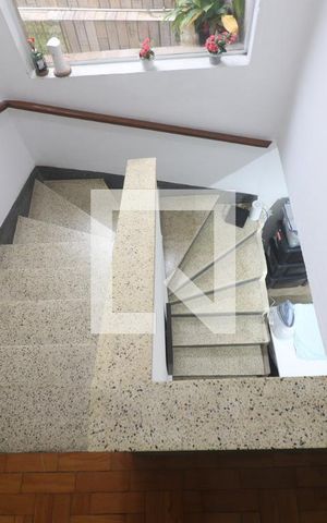Casa à venda com 150m², 3 quartos e 1 vagaEscada