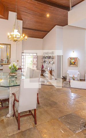 Casa à venda com 459m², 4 quartos e 4 vagasSala