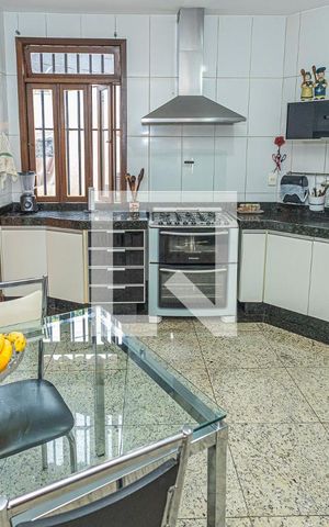 Casa à venda com 459m², 4 quartos e 4 vagasCozinha