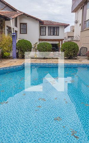 Casa à venda com 459m², 4 quartos e 4 vagasPiscina / Jardim