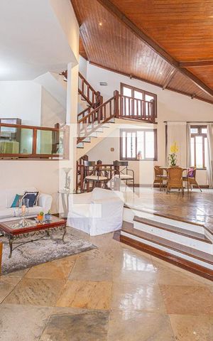 Casa à venda com 459m², 4 quartos e 4 vagasSala