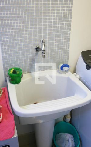 Casa de condomínio à venda com 400m², 4 quartos e 3 vagas Casa de condomínio à venda com 400m², 4 quartos e 3 vagasÁrea de Serviço