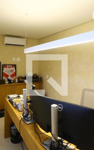 Casa de condomínio à venda com 400m², 4 quartos e 3 vagas Casa de condomínio à venda com 400m², 4 quartos e 3 vagasEscritório