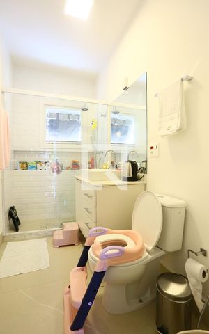 Casa de condomínio à venda com 400m², 4 quartos e 3 vagas Casa de condomínio à venda com 400m², 4 quartos e 3 vagasBanheiro da Suíte 2