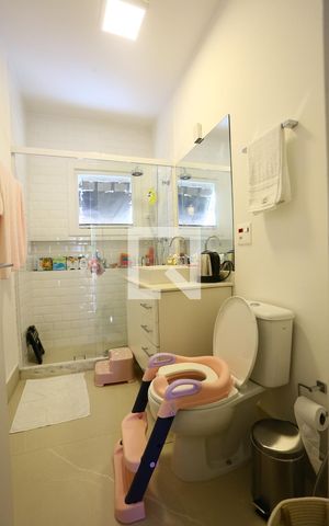 Casa de condomínio à venda com 400m², 4 quartos e 3 vagas Casa de condomínio à venda com 400m², 4 quartos e 3 vagasBanheiro da Suíte 2