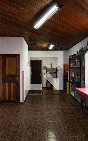 Casa à venda com 450m², 6 quartos e 2 vagas Casa à venda com 450m², 6 quartos e 2 vagasBiblioteca