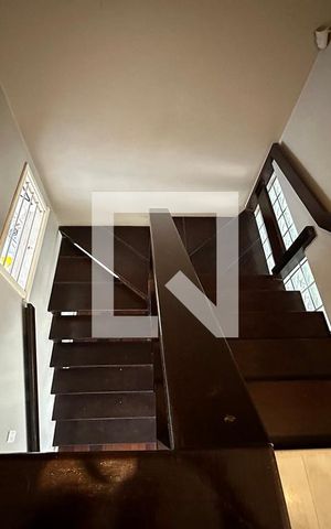 Casa à venda com 300m², 5 quartos e 2 vagasEscada