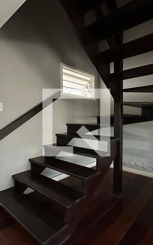 Casa à venda com 300m², 5 quartos e 2 vagasEscada