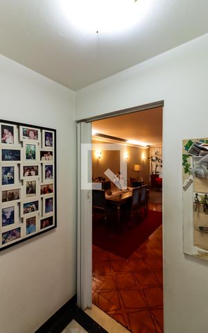 Casa à venda com 278m², 4 quartos e 4 vagas Casa à venda com 278m², 4 quartos e 4 vagasCorredor