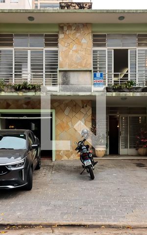 Casa à venda com 278m², 4 quartos e 4 vagas Casa à venda com 278m², 4 quartos e 4 vagasFachada da Casa