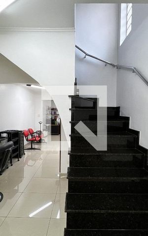 Casa à venda com 126m², 3 quartos e 2 vagasEscada