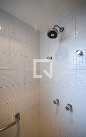 Apartamento para alugar com 168m², 3 quartos e 4 vagas Apartamento para alugar com 168m², 3 quartos e 4 vagasChuveiro do banheiro da suíte 1